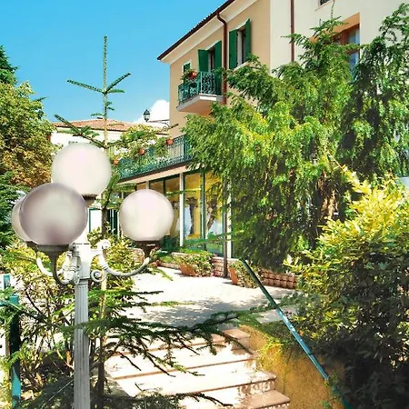 Park Jolanda מלון